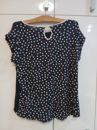 Camiseta azul marino con lunares