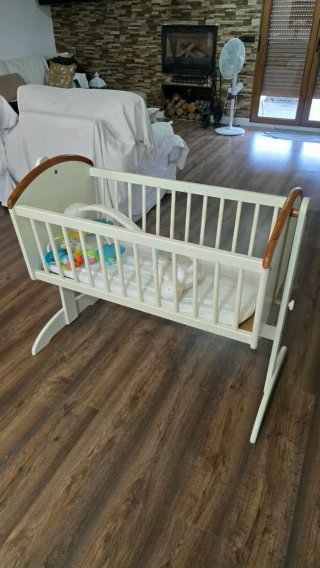Minicuna de madera con carrusel