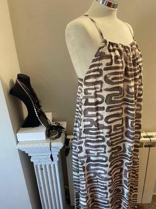 Vestido estampado tirantes beige y marrón