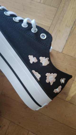 Converse plataforma negras flores