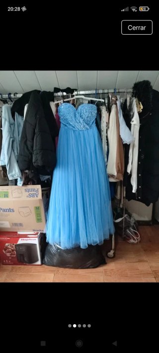 Vestido de fiesta azul con lentejuelas  es de tul