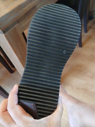 Zapatos marrones con pulsera