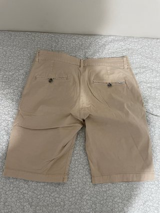 Pantalones cortos de verano beige y vaqueros