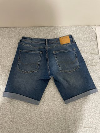 Pantalones cortos de verano beige y vaqueros