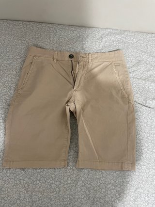 Pantalones cortos de verano beige y vaqueros