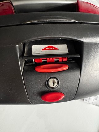 Cajón para Moto Negro y Rojo