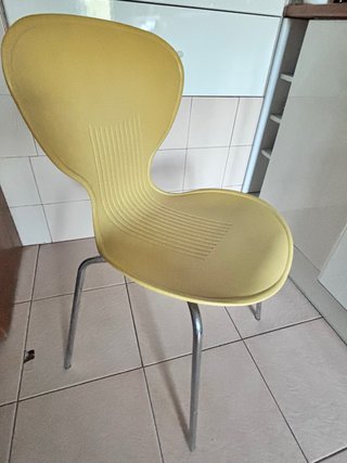 Sillas de cocina amarillas y plateadas