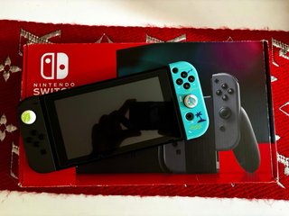 Nintendo Switch + 4 Juegos + Fundas