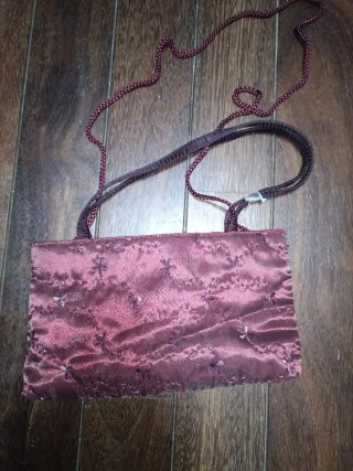 Bolso de fiesta Menbur granate.