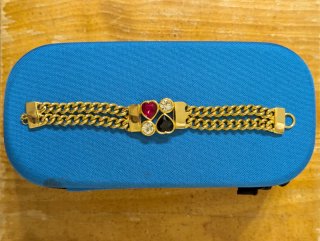 Pulsera dorada con dijes de corazones
