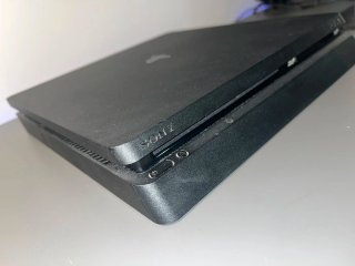 PS4 Slim 1TB Negra + Mando Plata