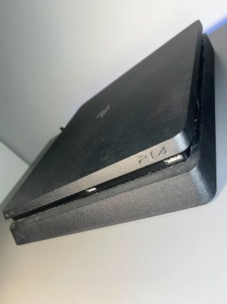 PS4 Slim 1TB Negra + Mando Plata