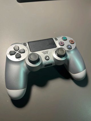 PS4 Slim 1TB Negra + Mando Plata