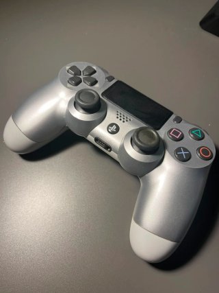 PS4 Slim 1TB Negra + Mando Plata