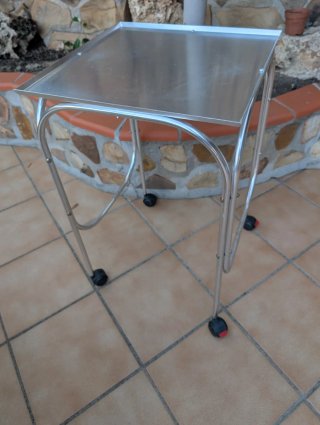 Mesa en aluminio para jaulas