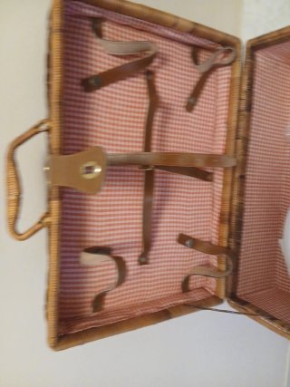 Cesta mimbre camping nueva con 4 cubiertos