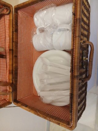 Cesta mimbre camping nueva con 4 cubiertos