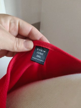 Vestido rojo con perlas