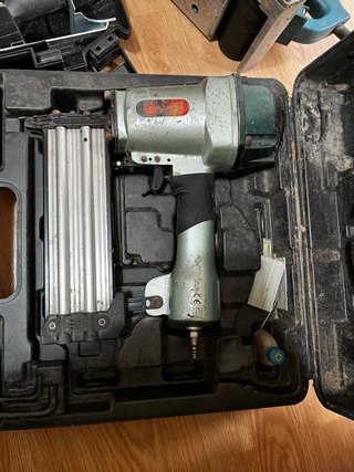Pistola de clavos neumática