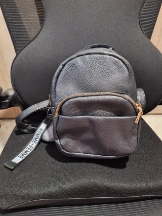 Mini mochila efecto piel negra