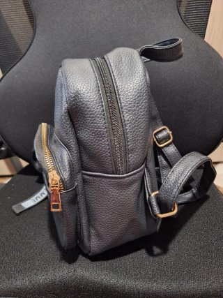 Mini mochila efecto piel negra