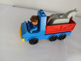 Camion trasporto di cavall con contadino