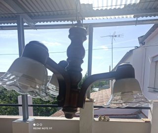 Lámpara de madera con tulipas de cristal
