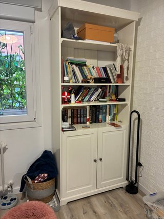 Librería blanca vertical con puertas