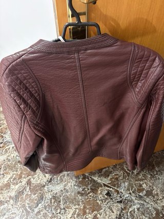Cazadora polipiel roja oscura mas burdeos