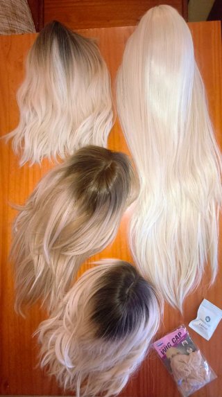 4 pelucas rubias