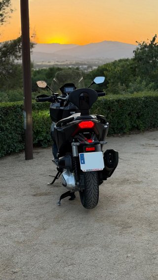 Honda ADV 350 Negra/Gris