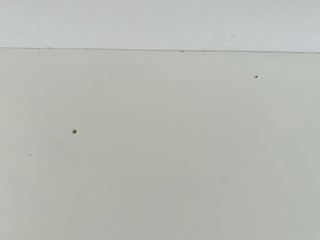 Escritorio blanco y silla de oficina