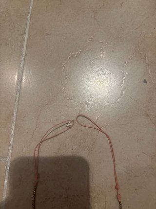 Gargantilla dorada con cuentas rosas