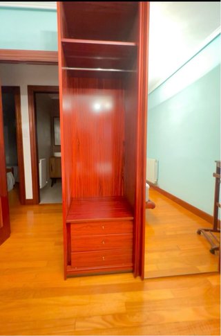 Armario de madera con gran capacidad