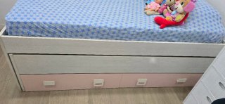 Cama nido con cajones gris y rosa