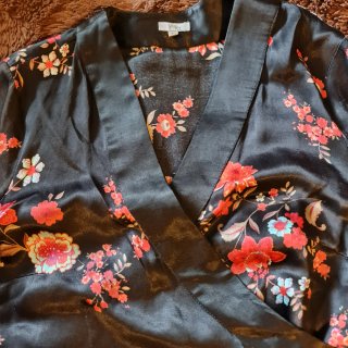 Camisa floral cruzada negra talla 40