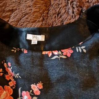 Camisa floral cruzada negra talla 40