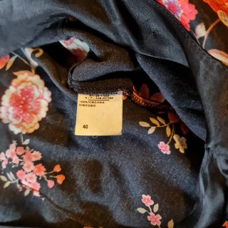 Camisa floral cruzada negra talla 40