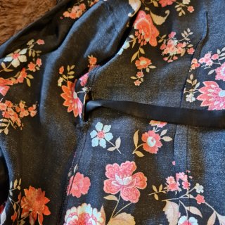 Camisa floral cruzada negra talla 40