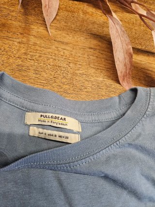 Camiseta Pull&Bear detalle mariposa en negro. S