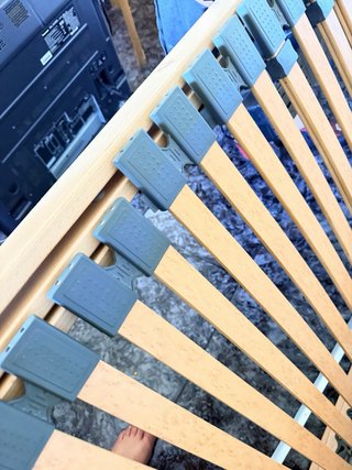 Cama articulada de madera y plástico