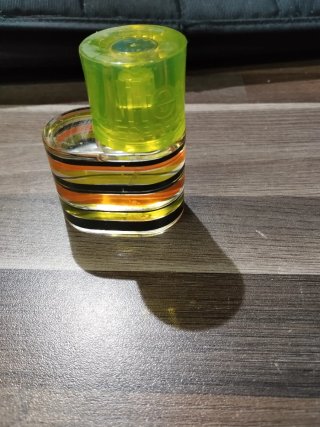 Perfume con franjas de colores