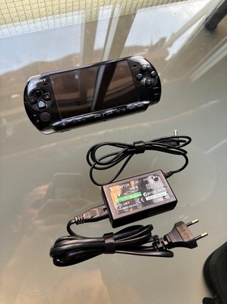 Sony PSP 3000 Negra + Cargador