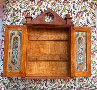 Portachiavi in legno con dettagli dorati