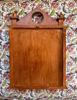 Portachiavi in legno con dettagli dorati