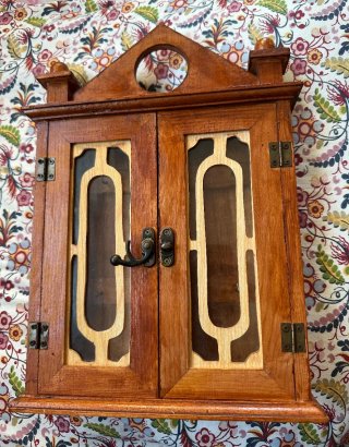 Portachiavi in legno con dettagli dorati