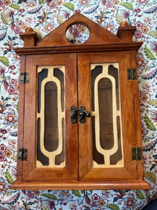 Portachiavi in legno con dettagli dorati