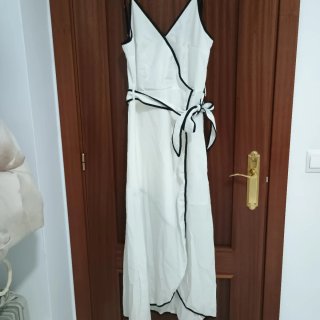 Vestido blanco con ribete negro