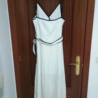Vestido blanco con ribete negro