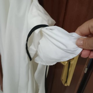 Vestido blanco con ribete negro